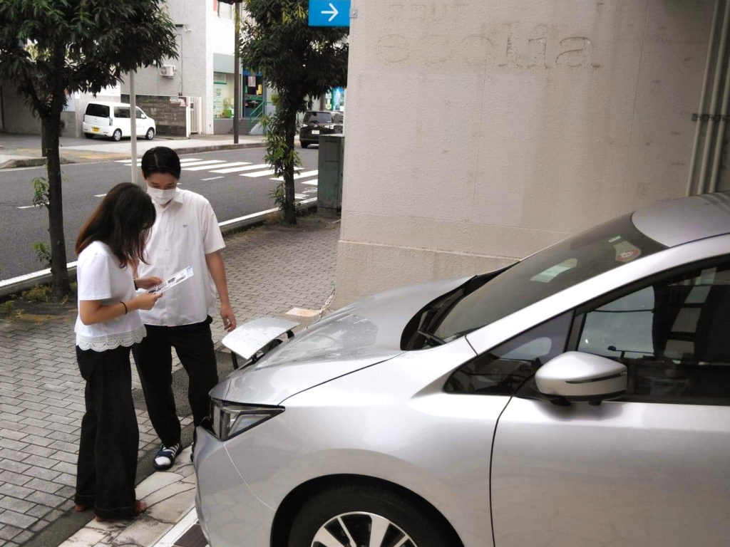 電気自動車の滑らかで静かな走りは、自然の中のドライブにぴったり!