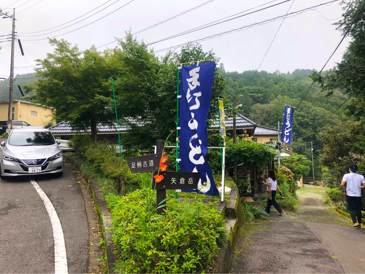 電気自動車の滑らかで静かな走りは、自然の中のドライブにぴったり!